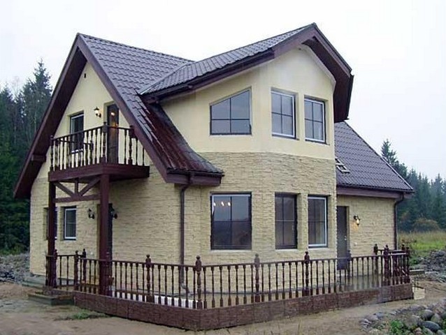 Каркасный дом облицованный природным камнем и фасадной штукатуркой